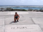 Emily zdrav mamku z vrcholu betonov kopule, atol Enewetak