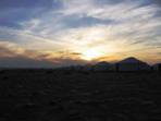 Zpad slunce nad kempem Gobi Discovery, nrodn park Gurvan Saichan, ajmag mngov