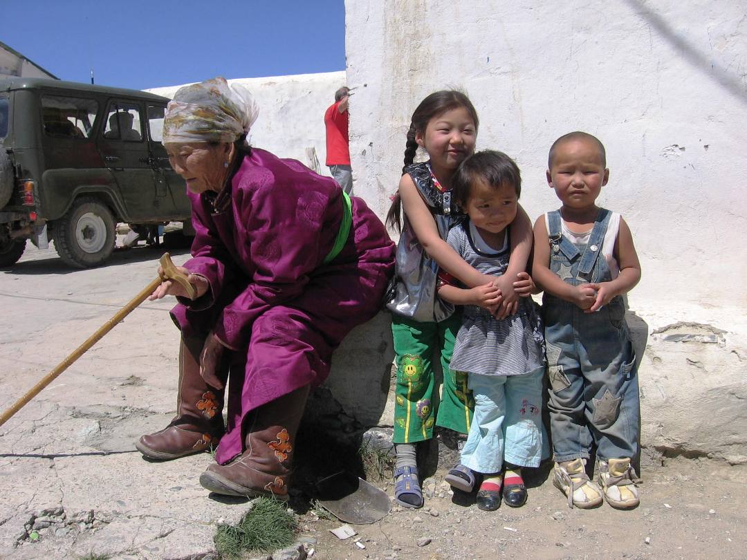 Dti i s babikou, Tonchil, pejezd Altaj ==> Bor-Udzuur, ajmag Gov-Altaj