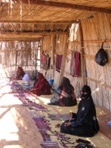 Bedunsk eny prodvajc run vyrben suvenry, psen duny Wahiba Sands, region Sharqiya